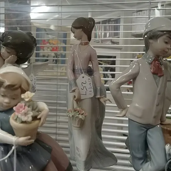 LLADRO GIRL WITH BUSTLE