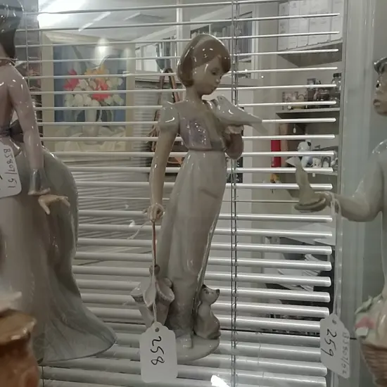 LLADRO GIRL WITH DOVE