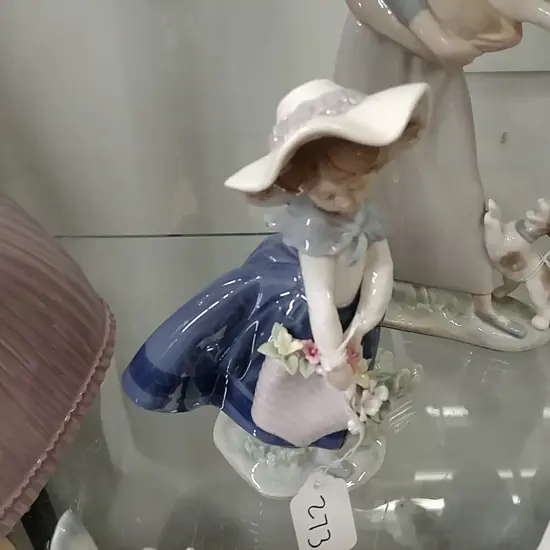 LLADRO FIG - GIRL W/ BASKET OF FLOWERS 