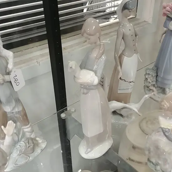 LLADRO FIG - WOMAN W/ LAMB