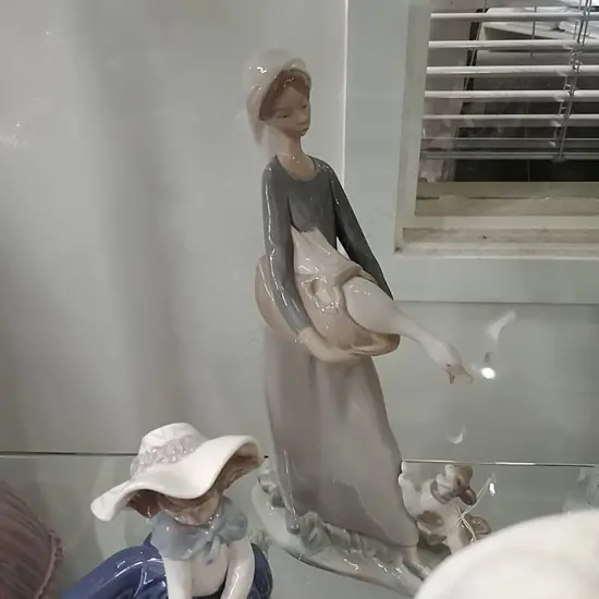 LLADRO FIG - WOMAN W/ GEESE & DOG 