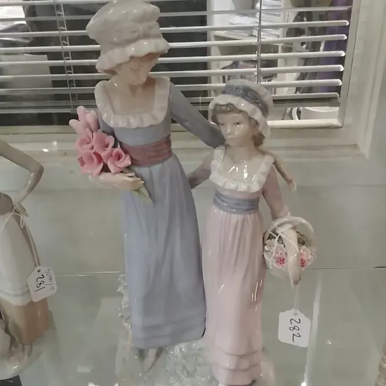 LLADRO FIG. GROUP MOTHER & DAUGHTER