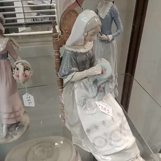 LLADRO FIG. LADY EMBROIDERY