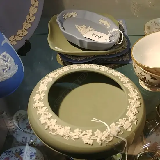 5 JASPER WEDGWOOD DISHES & BOWL