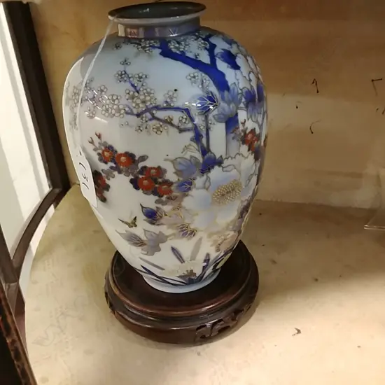 CHINESE VASE ON STAND 