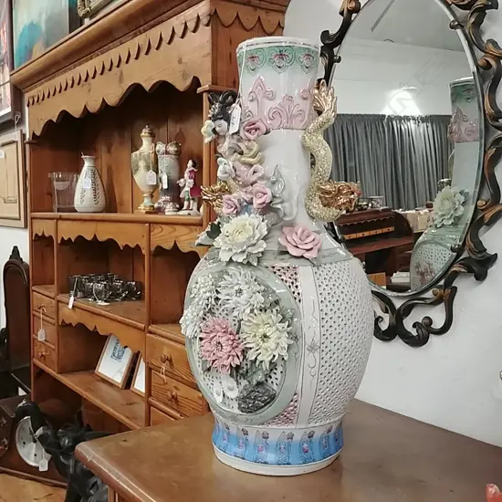 LARGE DECORATIVE CHINESE VASE