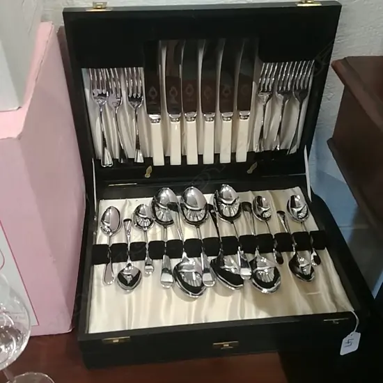 CASED CUTLERY SET