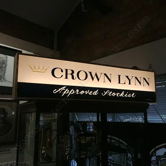 Provenance: Ex. the collection of the foundation member of the Crown Lynn exhibition 'Crockery Of Distinction' held at the City Gallery Wellington