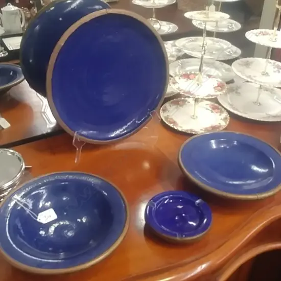 ASSORTED POTTERY PLATES