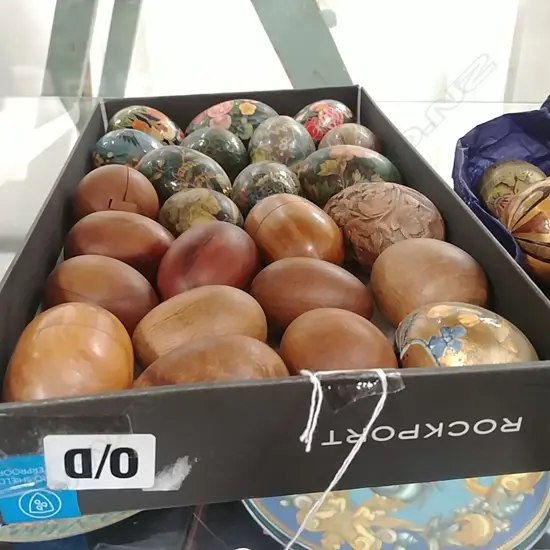 TRAY OF PAINTED  & WOOD EGGS