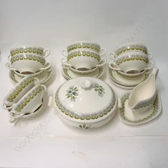 Eric Ravilious part Wedgwood dinner service in the Persephone pattern
