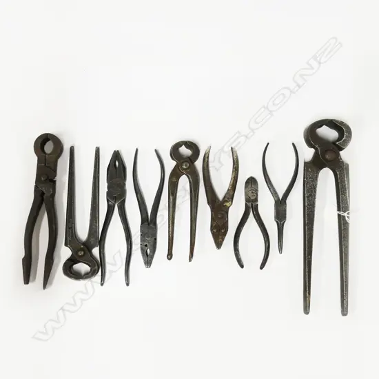 Pliers: pincers (3), flatnose (3), pipe and needle-nose; and side snips. (9)
