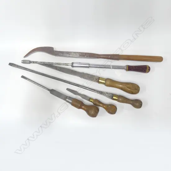 Stanley Yankee No.131B ratchet screwdriver, four wooden handled screwdrivers, longest 670mm & a large tenon chisel (6)
