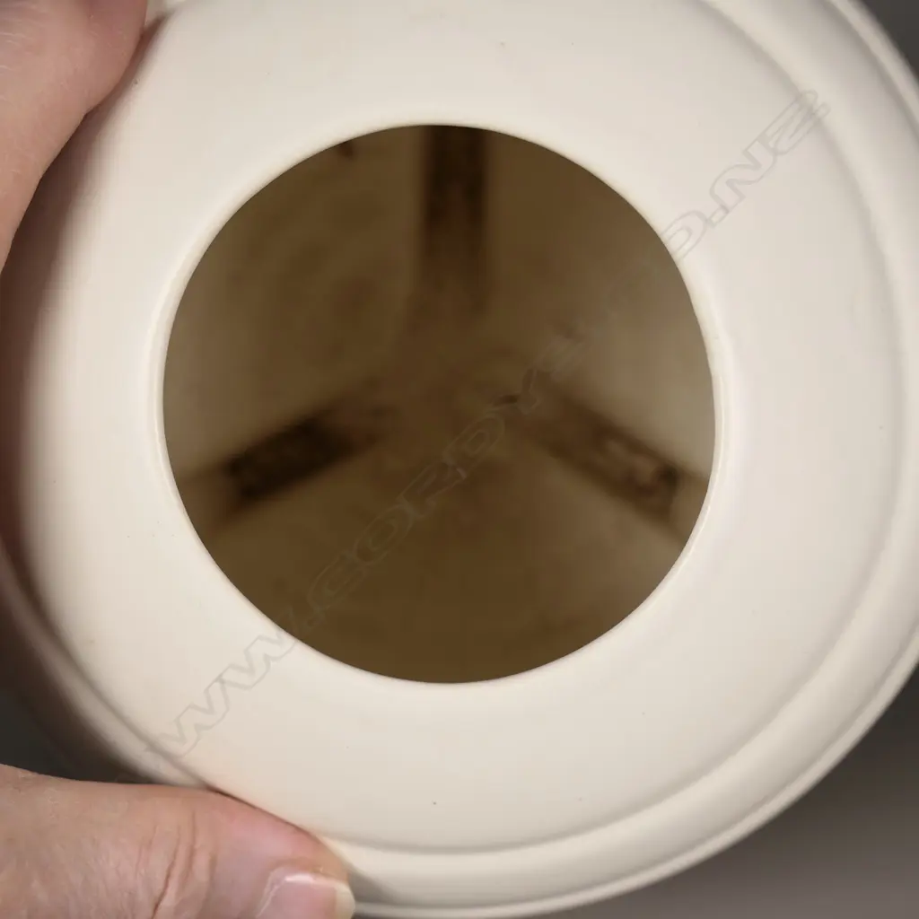 Crown Lynn oval ribbed cream vase on tripod base, Image 1++