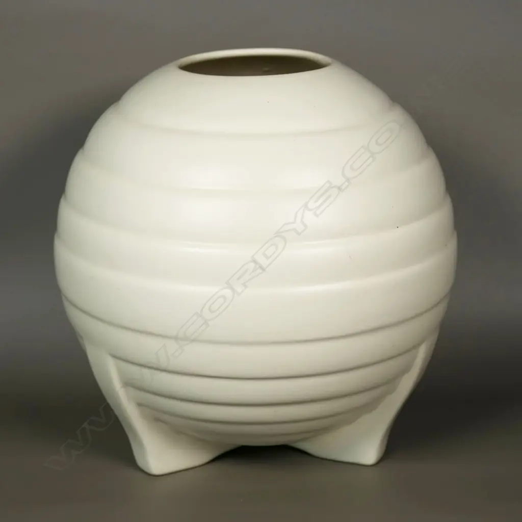 Crown Lynn oval ribbed cream vase on tripod base, Image 1++
