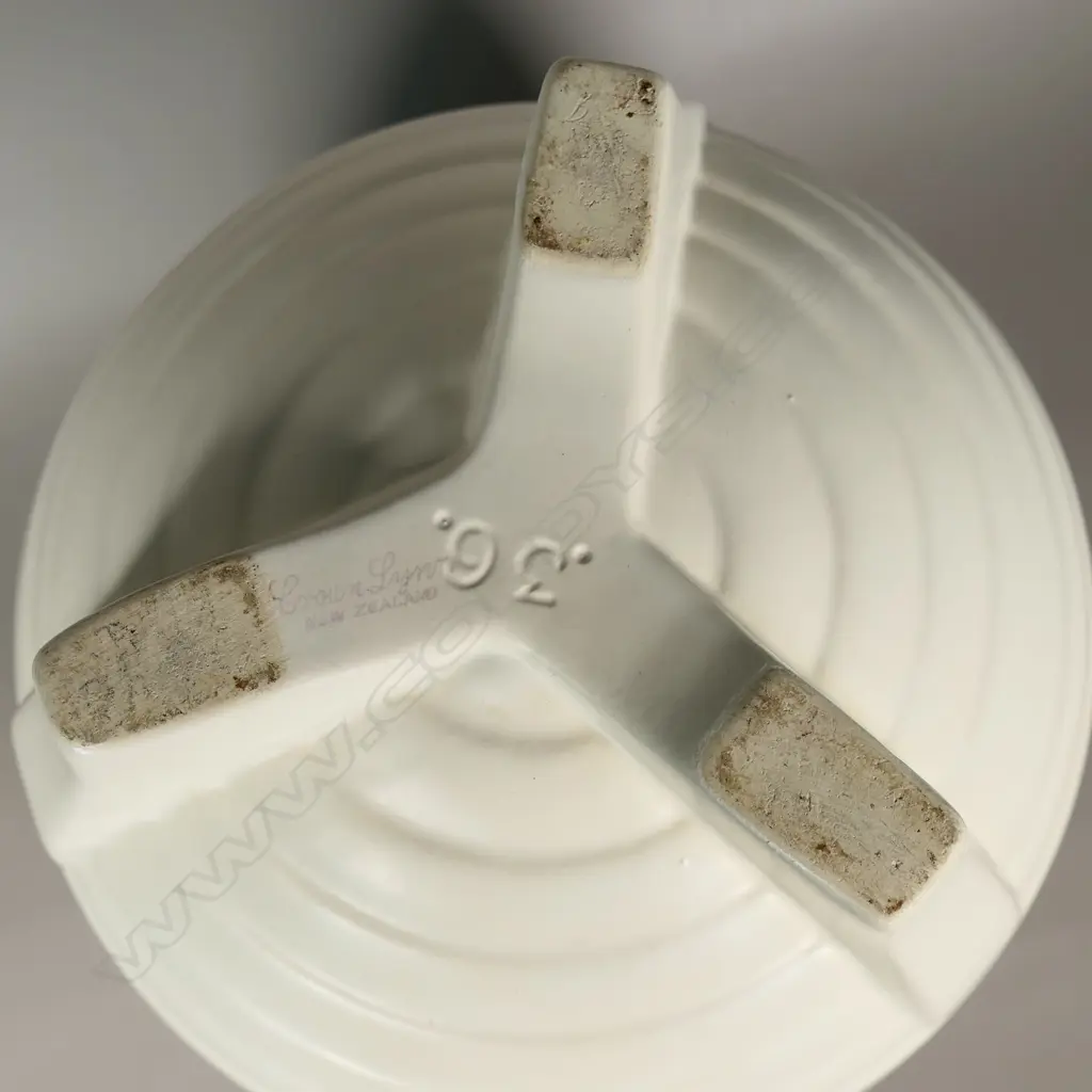 Crown Lynn oval ribbed cream vase on tripod base, Image 1++
