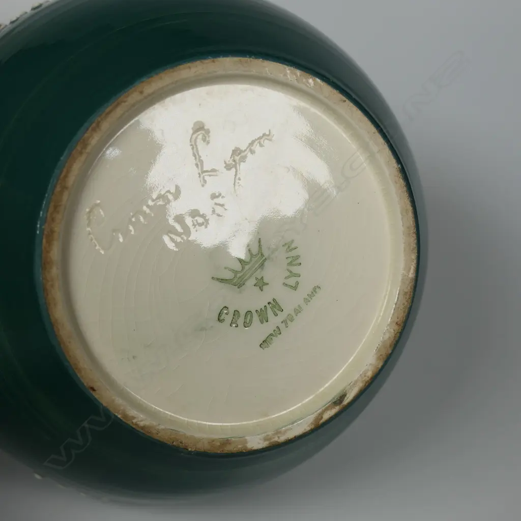 Crown Lynn hand potted vase by Daniel Steenstra, Image 1++