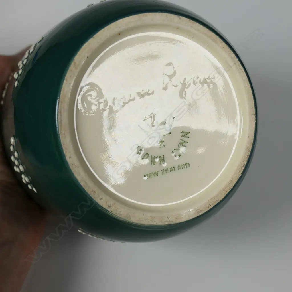 Crown Lynn hand potted vase by Daniel Steenstra, Image 1++