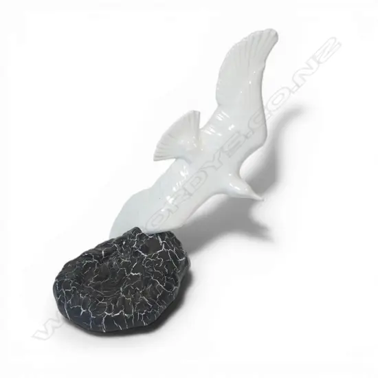 Titian Studio (1957-67) white seagull in flight figurine,