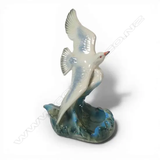 Titian Studio (1957-67) grey seagull in flight figurine,
