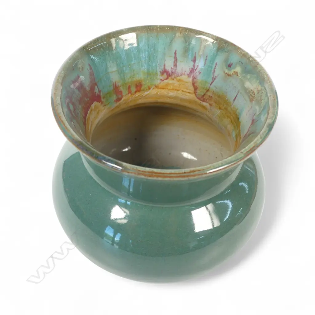 Olive jones green glaze pot w red highlights incised signature H.88mm. Dia.95mm. Image 1++