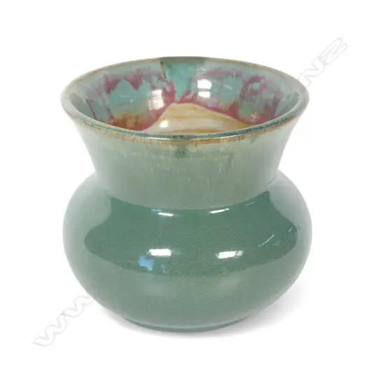 Olive jones green glaze pot w red highlights incised signature H.88mm. Dia.95mm.