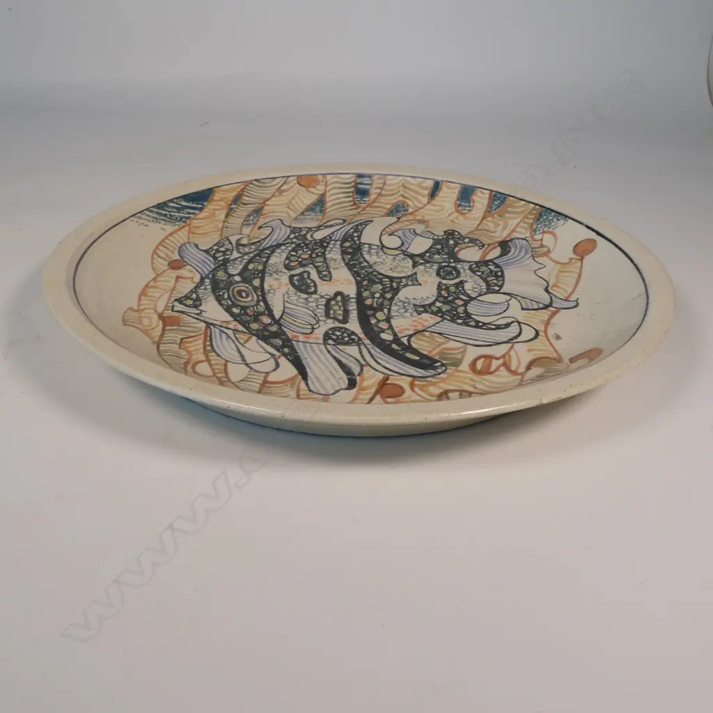 Roy Cowan large stoneware charger with central fish design, Dia.400mm Image 1++