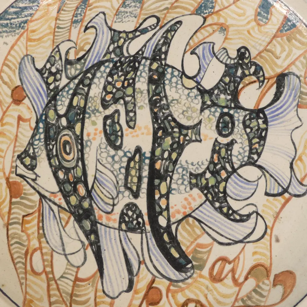 Roy Cowan large stoneware charger with central fish design, Dia.400mm Image 1++
