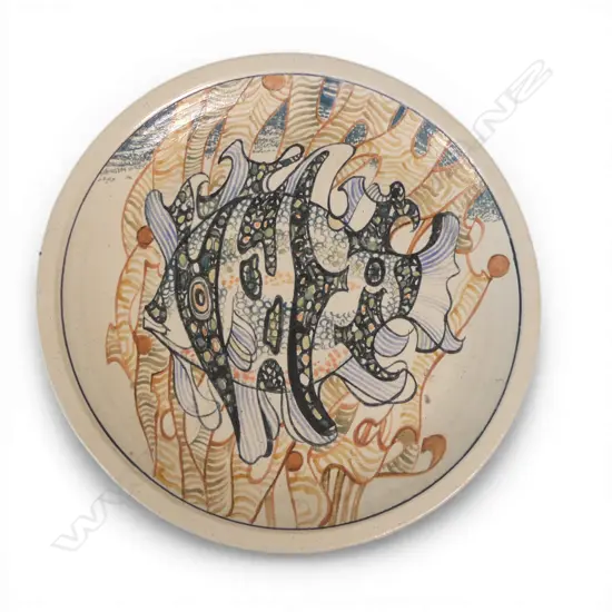 Roy Cowan large stoneware charger with central fish design, Dia.400mm