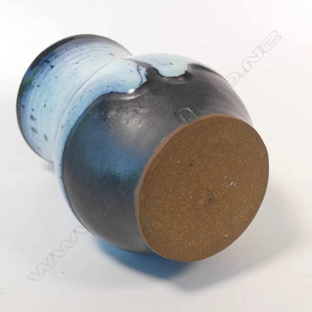 Peter Stichbury wheel thrown vase, Image 1++