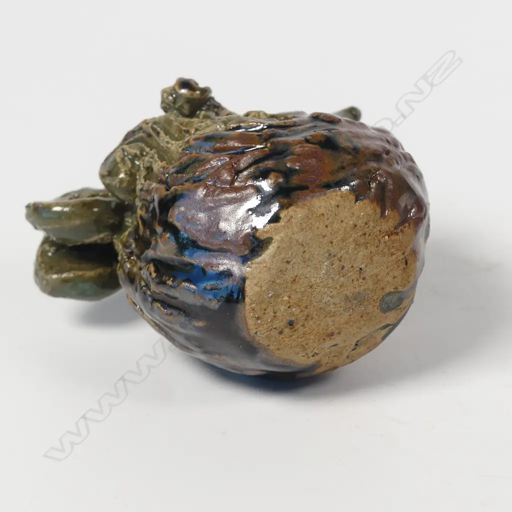 Rosemary Brittain pottery bird with florid feathers, H.65 x 75mm Image 1++