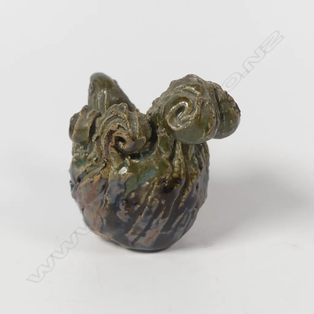 Rosemary Brittain pottery bird with florid feathers, H.65 x 75mm Image 1++