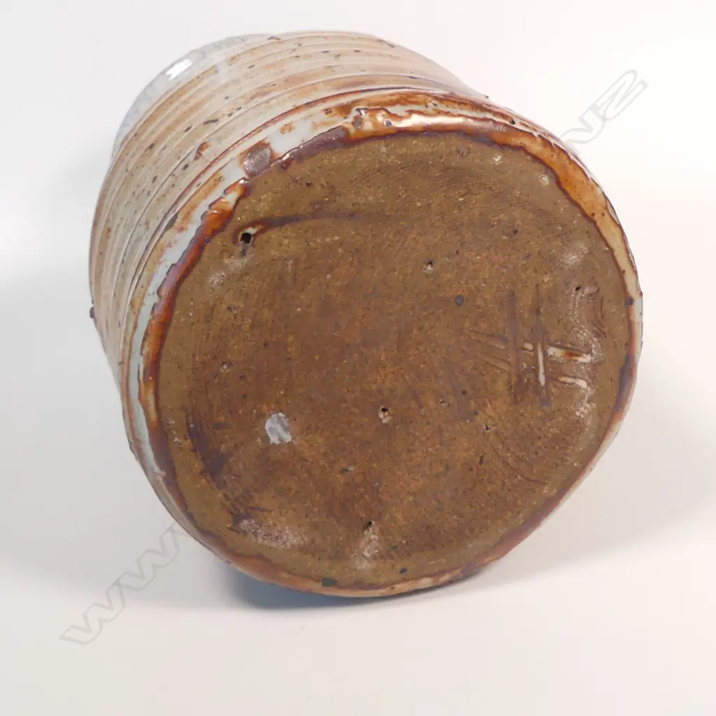 Barry Hockenhull Shino glazed vase with prominent throwing lines, Image 1++