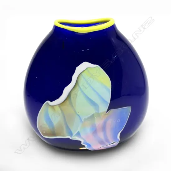 Garry Nash (ONZM) cobalt blue and gold leaf art glass vase, H.120mm