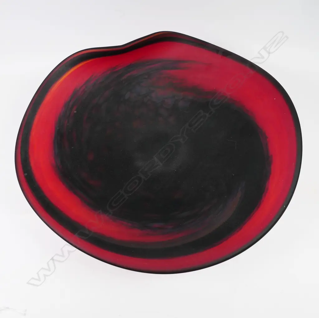De Flute art glass footed tazza, undulating red and black top on an opaque glass foot, H.110 x 290 x 240mm Image 1++