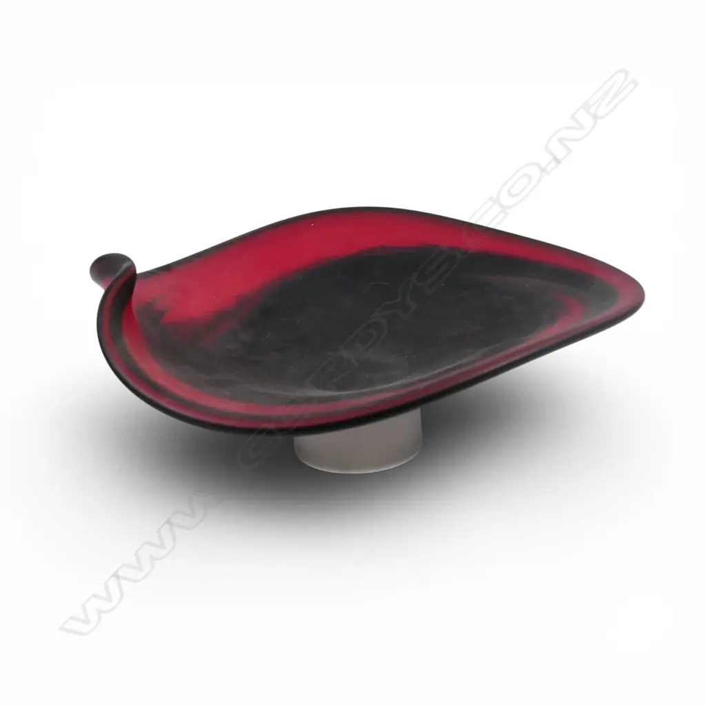 De Flute art glass footed tazza, undulating red and black top on an opaque glass foot, H.110 x 290 x 240mm Image 1++