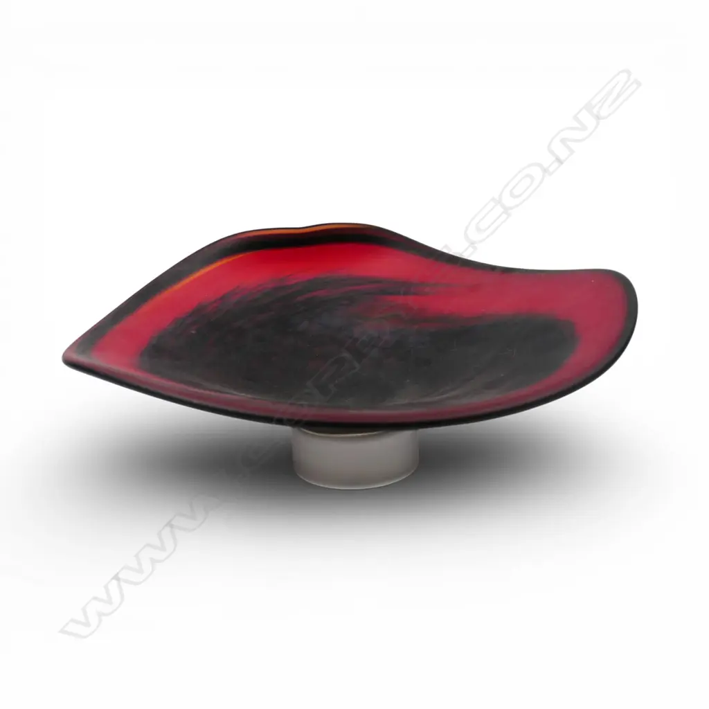 De Flute art glass footed tazza, undulating red and black top on an opaque glass foot, H.110 x 290 x 240mm Image 1++
