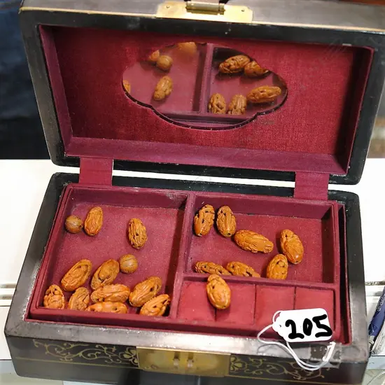 ORIENTAL JEW. BOX & 20 CARVED PEACH PIPS