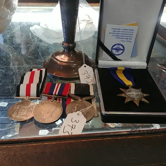 WW2 MEDALS SERVICE MEDALS & VASE