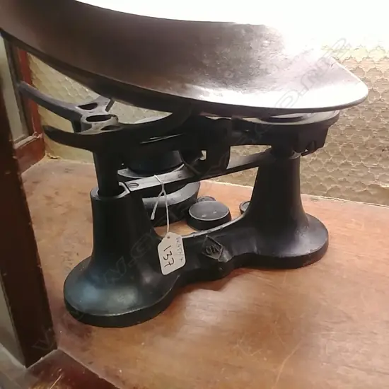 ANTIQUE SCALE W/ WEIGHTS 