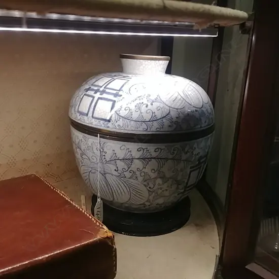 LIDDED B&W JAR ON STAND 