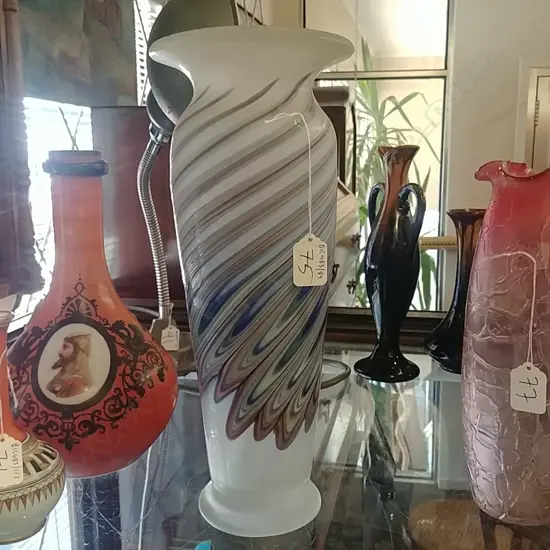 ART GLASS VASE
