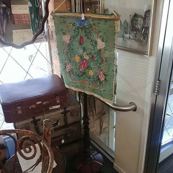 TAPESTRY POLE SCREEN AF