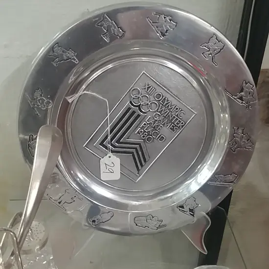 2 OLYMPIC METAL PLATES