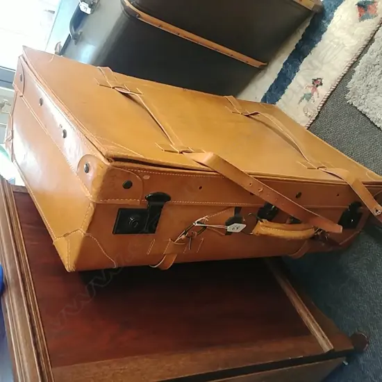 MEDIUM SIZE LEATHER SUIT CASE