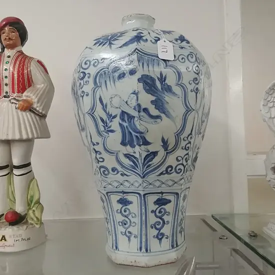 CHINESE B/W TALL VASE