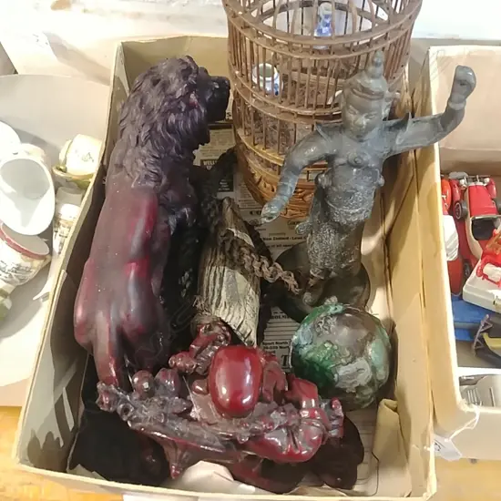 BOX OF ORIENTAL ITEMS - FIGURES ETC