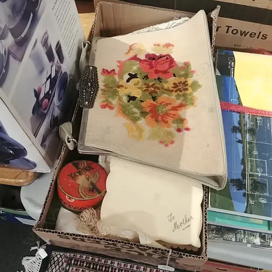 LOT VINTAGE H/BAGS,LACE,GLOVES ETC