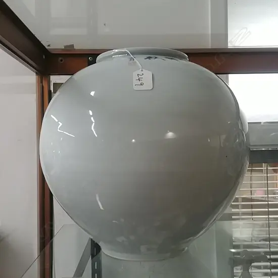 ROUND BLUE AND WHITE ORIENTAL VASE