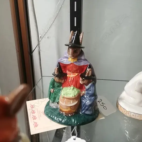 R/DOULTON BUNNYKINS WITCHES CAULDRON DB283